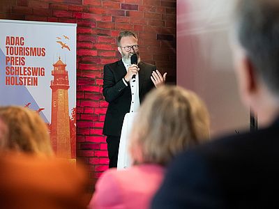 Schirmherr und Wirtschaftsminister Claus Ruhe Madsen hält das Grußwort. 