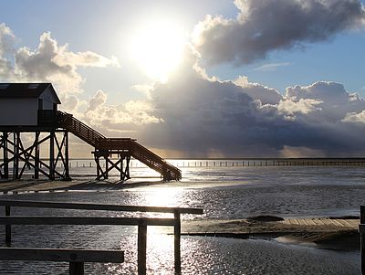 Pfahlbau am Strand von St. Peter-Ording bei wolkigem Himmel