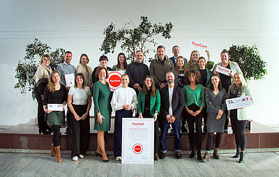 Teamfoto zur Urkundenübergabe mit Staatssekretärin/unserer Aufsichtsratsvorsitzenden Julia Carstens und unserem TourCert-Berater und Nachhaltigkeitsexperten Dr. Martin Balas.