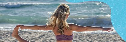Cover ShoreTime – Der Küstenschnack: Eine Frau macht sportliche Übungen am Strand. Folge 38 zu Thalasso.  - zum Artikel 'Wellness, Thalasso & Co: Meereskraft tanken im echten Norden'