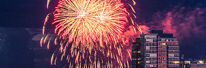 Feuerwerk über der Kieler Förde  - zum Artikel 'Buchungslage in Schleswig-Holstein über Weihnachten und den Jahreswechsel 2019/20'