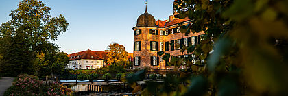 Ein Blick auf das Schloss Eutin im Herbst. Die Herbstsonne beleuchtet die Außenfassade des Anwesens..  - zum Artikel 'Märchenhafte Schlösser und stattliche Herrenhäuser '