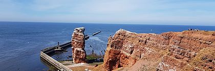 Die Lange Anna, ein Brandungspfeiler auf Helgoland - zum Artikel 'Wind und Weite genießen'