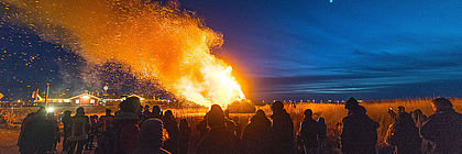 Biikebrennen am Strand - zum Artikel 'Winter-Traditionen an Nord- und Ostsee'