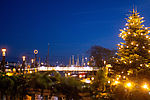Weihnachtlich geschmückter Museumshafen in Büsum