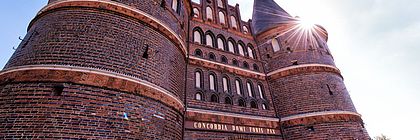 Holstentor zu Lübeck - zum Artikel 'Der echte Norden zeigt Flagge in Skandinavien. Schleswig-Holstein wirbt für sich in Dänemark und Schweden'