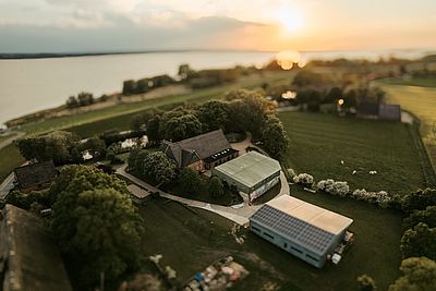 Gut Bielenberg am Wasser bei Sonnenuntergang
