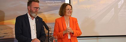 Minister Claus Ruhe Madsen und Frau Dr. Bettina Bunge bei der Halbjahresbilanz PK - zum Artikel 'Schleswig-Holstein-Tourismus mit sehr guter Halbjahresbilanz 2023 - Verhaltene Prognose für Restjahr durch Preiswettbewerb und Wetterkapriolen '
