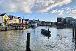 Ein kleines Boot fährt durch den Binnenhafen von Husum. 