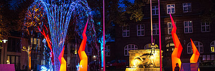 Büsumer Rathaus bunt beleuchtet - zum Artikel 'Herbstzauber in Schleswig-Holstein'