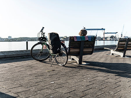 Eine Radfahrerin macht Pause an der Kiellinie