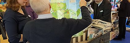 TA.SH-Mitarbeiterin erklärt, wo Schlafstrandkörbe zu finden sind. - zum Artikel 'Der „echte Norden“ goes international'