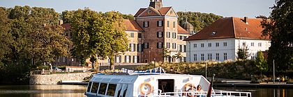 Die MS Freischütz fährt über den Großen Eutiner See. Im Hintergrund befindet sich das Eutiner Schloss. - zum Artikel 'Ab nach draußen!'