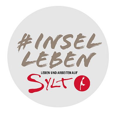 Rundes Logo mit dem Schriftzug „#InselLeben – Leben und Arbeiten auf Sylt“. 