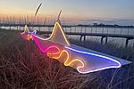 Lichtkunst in Form eines Bootes beim Lichtermeer / Lichterfest auf Fehmarn. 