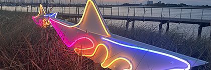 Lichtkunst in Form eines Bootes beim Lichtermeer / Lichterfest auf Fehmarn.  - zum Artikel 'Herbstferien im echten Norden – Bunte Veranstaltungstipps für Schleswig-Holstein'