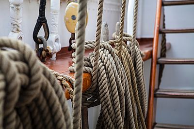Nahaufnahmefoto eines Seils/Taus auf einem Schiff