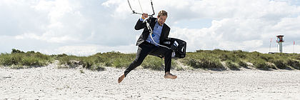 Kitesurfer am Strand - zum Artikel 'Tourismus-Agentur Schleswig-Holstein GmbH kooperiert erstmals mit  German Convention Bureau e.V. '