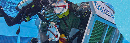 Cover ShoreTime – Der Küstenschnack mit einem Tauch-Team in einem Pool. Folge 37 zum GreenTec Campus.  - zum Artikel 'Wo der Pioniergeist Platt schnackt: Ausflug in die grüne Zukunft'