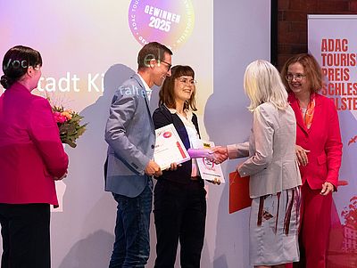 Die Preisträger in der Kategorie Fokus Gemeinwohl nehmen den Preis entgegen