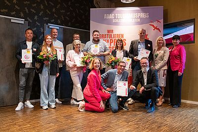 Gruppenbild mit allen Preisträgern des ADAC Tourismuspreises Schleswig-Holstein 2025