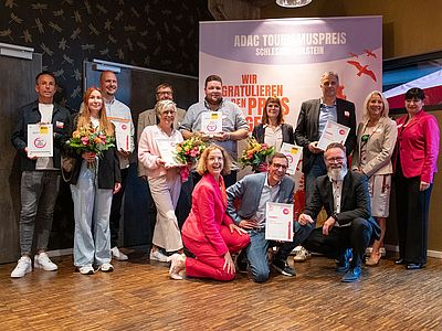 Gruppenbild mit allen Preisträgern des ADAC Tourismuspreises Schleswig-Holstein 2025