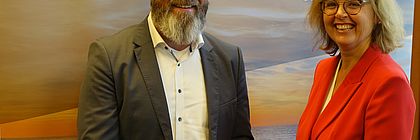 Wirtschaftsminister Claus Ruhe Madsen und TA.SH-Geschäftsführerin Dr. Bettina Bunge stehen nebeneinander und lächeln in die Kamera. - zum Artikel 'Gute Tourismusbilanz für das 1. Halbjahr 2022'