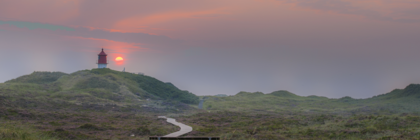 Der Bohlenweg von der Vogelkoje zum "kleinen Leuchtturm" Quermarkenfeuer auf Amrum. Das Quermarkenfeuer ist in der Ferne zwischen den Dünen zu sehen. Der Bohlenweg ist einer der beliebtesten Wanderwege auf Amrum.  - zum Artikel '2024: Neueröffnungen und Veranstaltungen in Schleswig-Holstein '