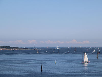 Segelboote auf der Kieler Förde während der Kieler Woche
