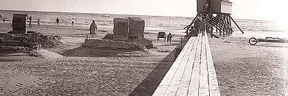 Foto in Sepia von Julius Simonsen. Zu sehen ist der Strand und das Badevergnügen in St- Peter-Ording zwischen 1910 und 1932.  - zum Artikel 'Neues aus den Museen in Schleswig-Holstein: Kunst und Kultur aus dem echten Norden und der weiten Welt '