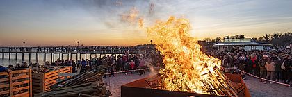 Osterfeuer in Pelzerhaken - zum Artikel 'Buchungslage in Schleswig-Holstein über Ostern 2020'