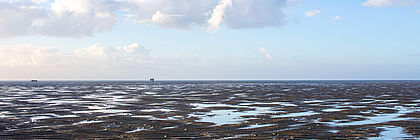 Das Wattenmeer mit kleinen Pfützen, in denen sich der Himmel spiegelt.  - zum Artikel 'Unbekannte Nordsee'