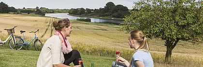 Personen am NOK - zum Artikel 'Buchungslage in Schleswig-Holstein über Himmelfahrt und Pfingsten 2020 (inkl. Ausblick auf Sommer/Herbst)'