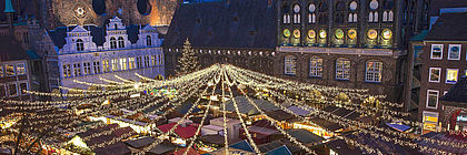 Lübecker Weihnachtsmarkt am historischen Rathaus - zum Artikel 'Es vorweihnachtet sehr in Schleswig-Holstein!'