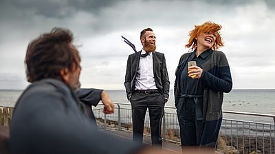 Drei Personen in Businesskleidung