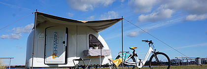 Ein Fahrrad-Camper am Burger Binnensee auf Fehmarn.  - zum Artikel 'Frachtschiff, Camping-Fass oder Schlafstrandkorb: Besonders übernachten in Schleswig-Holstein'