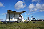 Ein Fahrrad-Camper am Burger Binnensee auf Fehmarn. 