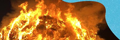 Cover ShoreTime - Der Küstenschnack: Ein loderndes Feuer. Folge 34 über Biikebrennen.  - zum Artikel 'Lodernde Flammen, deftiger Kohl – Biikebrennen. Das gesellige Winterfest an der Westküste Schleswig-Holsteins'