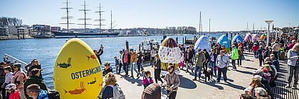 Ostermünde: Viele Menschen besuchen die Riesen-Osterei-Parade auf der Travepromenade - zum Artikel 'Saisonstart: Osterfeuer an den Küsten künden vom Frühling. Viele Veranstaltungen für Gäste und Einheimische'