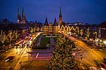 Weihnachtliche Beleuchtung in der Hansestadt Lübeck mit Blick auf das Holstentor. 