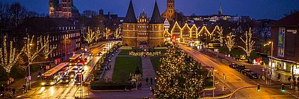 Weihnachtliche Beleuchtung in der Hansestadt Lübeck mit Blick auf das Holstentor.  - zum Artikel 'Die schönsten Weihnachtsmärkte in Schleswig-Holstein'