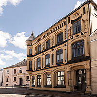 Historische Altstadt von Bad Segeberg in Schleswig-Holstein mit prachtvollen Fassaden – ein ideales Ziel für einen entspannten Urlaub.
