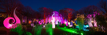 Bunte Illuminationen und Lichter der Lichterwoche in Büsum im Rathauspark - zum Artikel 'Veranstaltungen im Herbst in Schleswig-Holstein'