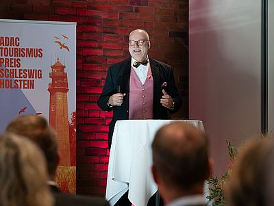 Gerhard Hillebrand als Vorsitzender des ADAC Schleswig-Holstein e.V. eröffnete die Preisverleihung.  