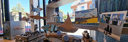 Maritime Souvenirs und Strandgut-Artikel in einer Tourist-Info. - zum Artikel 'Ein Stück Schleswig-Holstein für zuhause: Mitbringsel aus dem echten Norden'