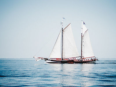Segelschiff mit großen Segeln