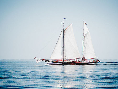 Segelschiff mit großen Segeln