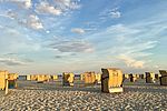 Ostseestrand auf Fehmarn mit Strandkörben bei sonnigem Wetter. 