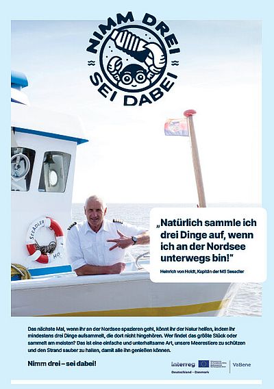 Kapitän an Bord eines Schiffs zeigt drei Finger, daneben das Logo der Aktion „Nimm Drei! Sei dabei!“ gegen Müll am Meer.