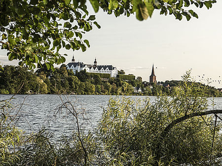 Großer Plöner See mit Schloss Plön im Hintergrund